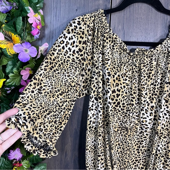 ¥💙2/$40💙Jon Den Leopard Printed Scoop Neck Blouse Size Medium - Picture 12 of 15